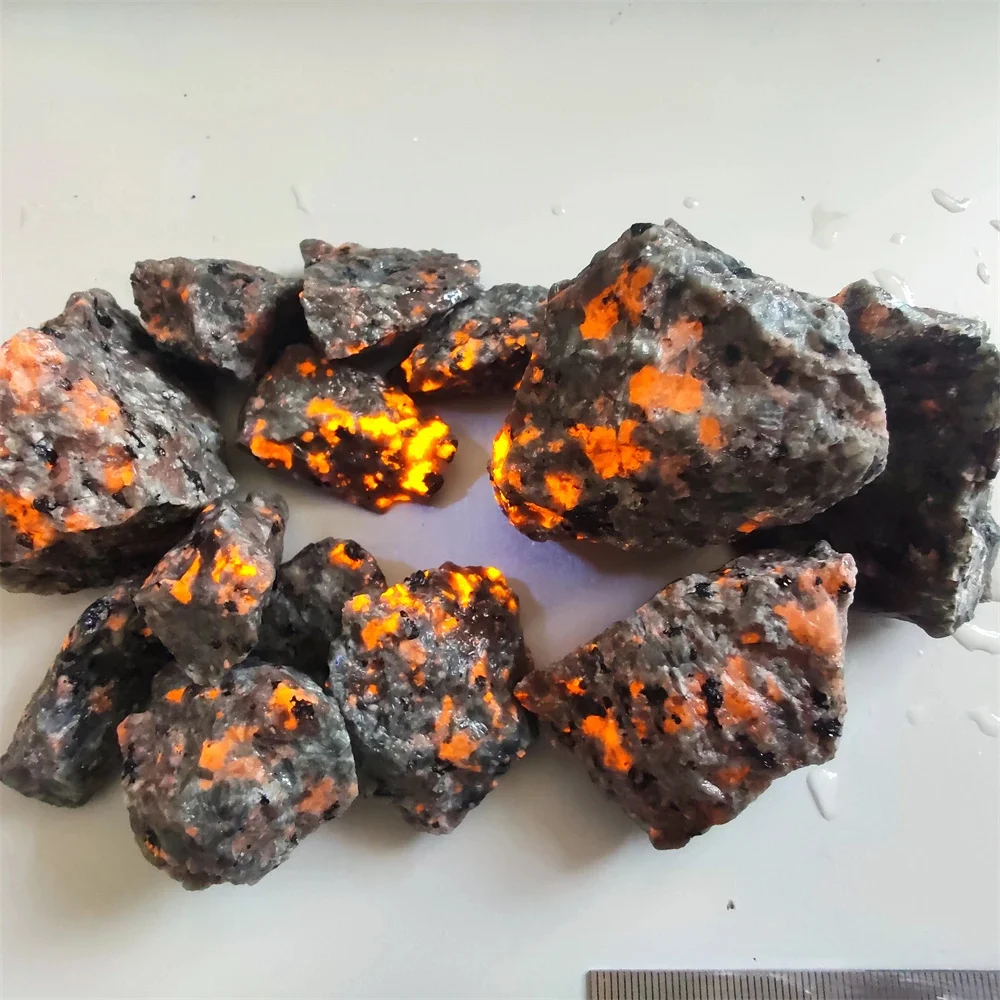 Natural Yooperlites Flame Syenite Stone Decor Stone Fluorescent Sodalite Mineral Rough Crystal Long-wave UV Collection Specimens