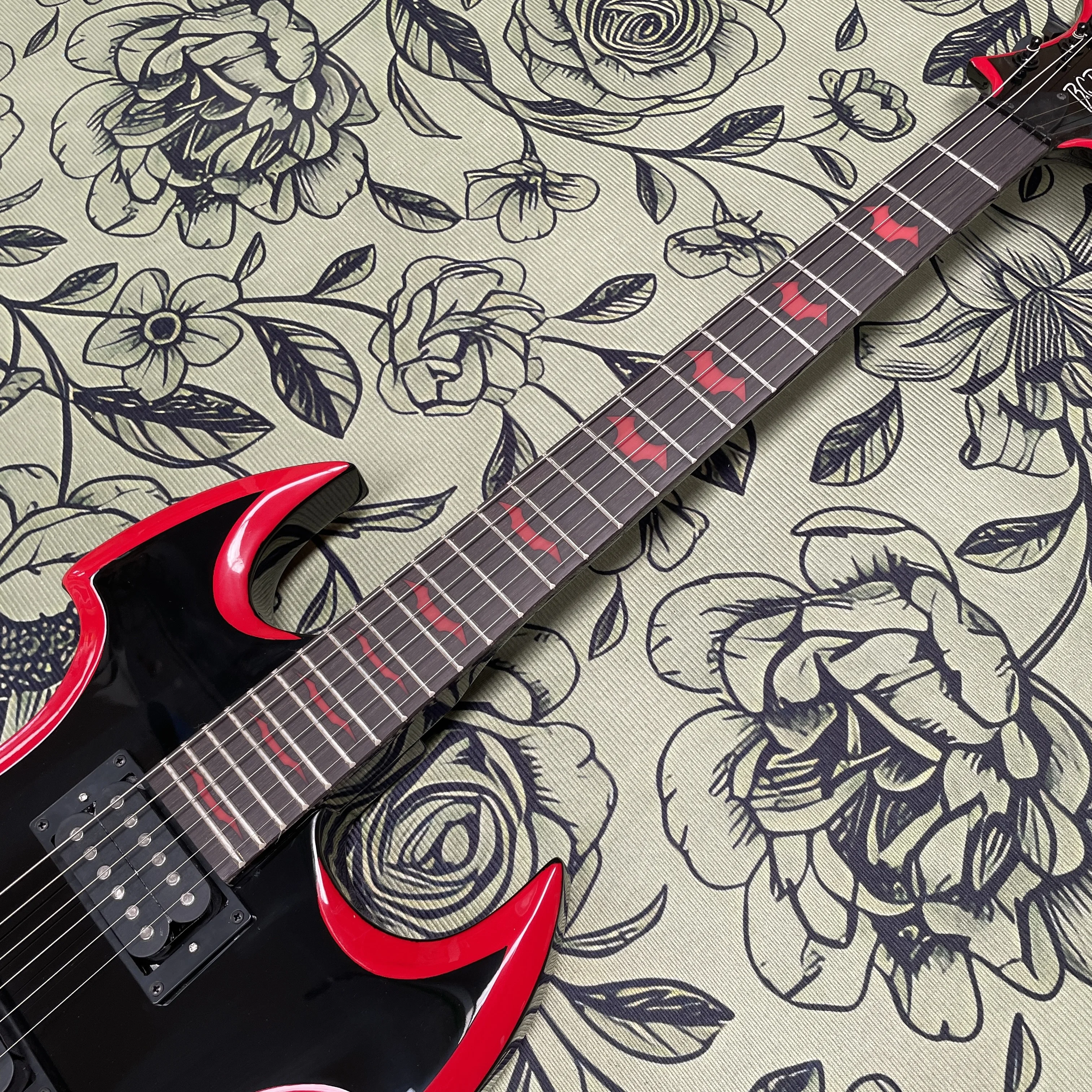 Black and red 6-string electric guitar, rosewood fingerboard double pickup guitars, rock and metal electric guitarra view 2