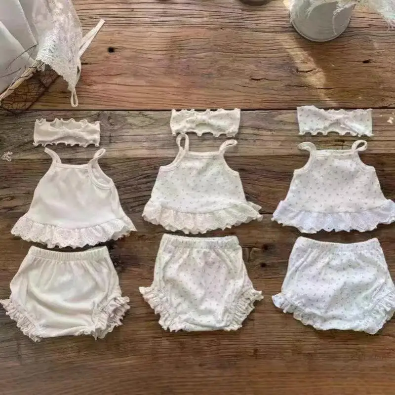 2025 sommer Neue Baby Ärmellose Kleidung Set Nettes Kind Mädchen Spitze Sling Weste + Shorts + Hut 3 stücke Anzug baby Süße Blumen Outfits