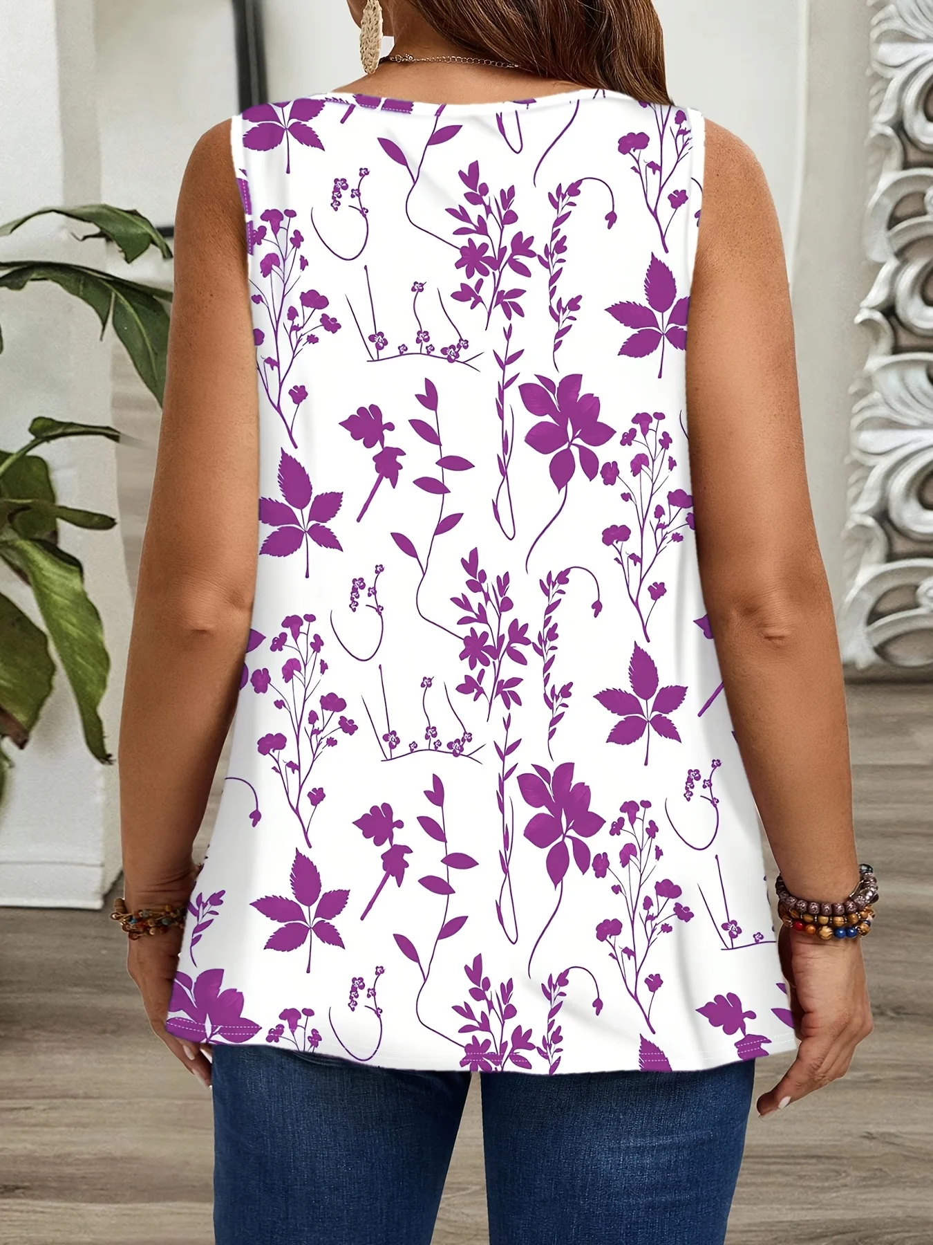 Elegantes ärmelloses Oberteil mit Blumenmuster für Damen in großen Größen für einen bequemen Sommerstil. – Detail 6