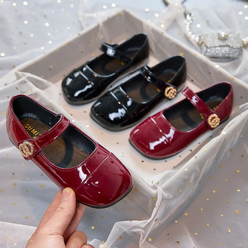 

2025 Spring New Girls' Leather Shoes Square Head Velcro Princess Shoes Flat Bottom Lacquer Performance Girls' Shoes
