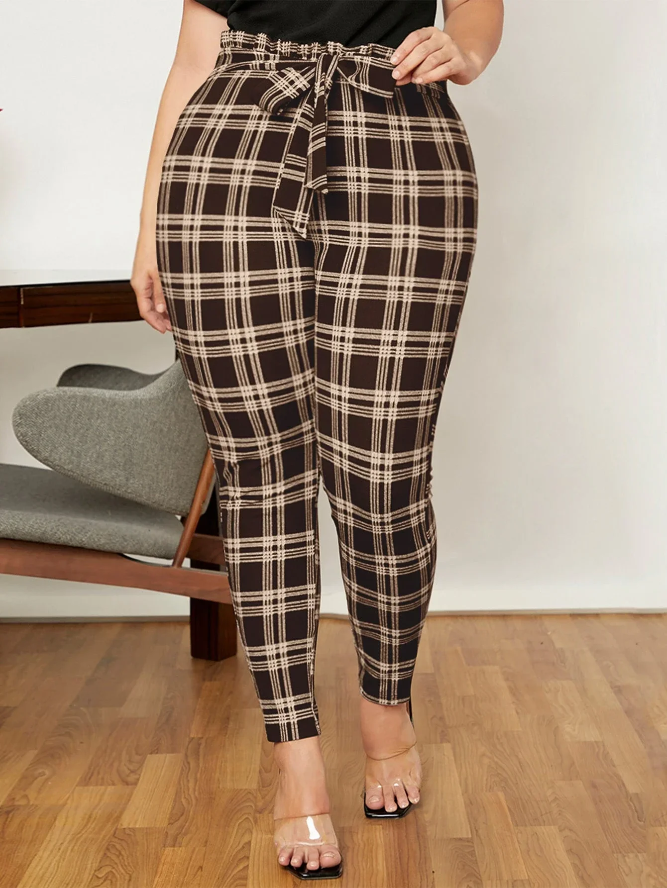 

Брюки-скинни с клетчатым принтом, завязками на талии и узлом спереди