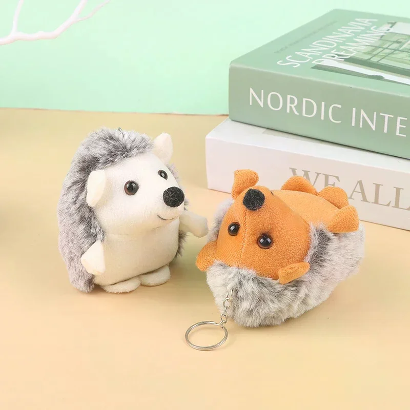 ตุ๊กตาเม่นน้อยน่ารัก ของเล่นตุ๊กตาสัตว์การ์ตูน จี้ห้อยกระเป๋า ตุ๊กตาผ้าเนื้อนุ่ม พวงกุญแจ ของตกแต่งกระเป๋าเป้ กระเป๋าใส่ของ พวงกุญแจรถยนต์ ของขวัญสำหรับเด็ก