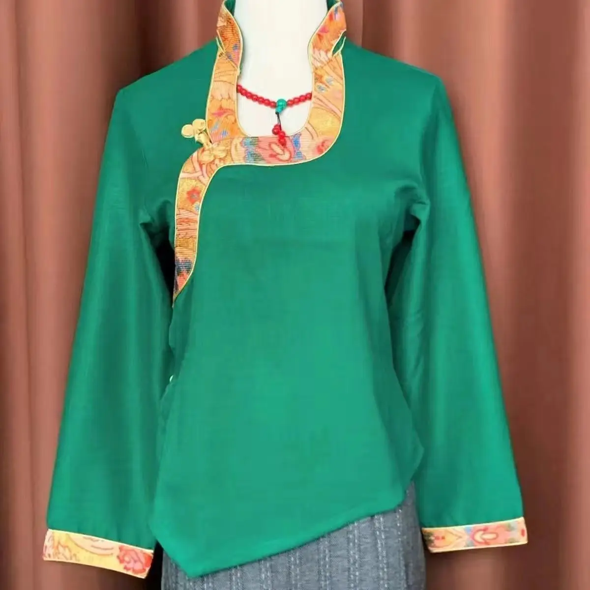 Tibetskie kobiety noszą koszule na zewnątrz, etniczne bluzki z ozdobnym wykończeniem.