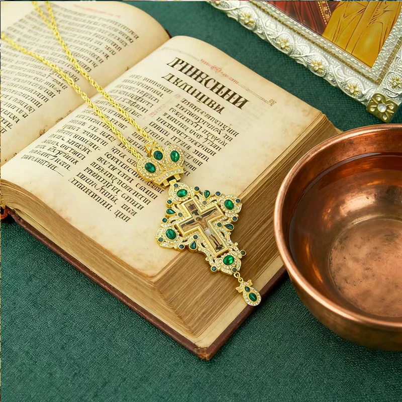 Vergoldetes Orthodoxes Brustkreuz mit blauer Kristalleinlage und Kruzifix-Ikone, Hochwertiger liturgischer Schmuck für Priester in der Kirche – Detail 3