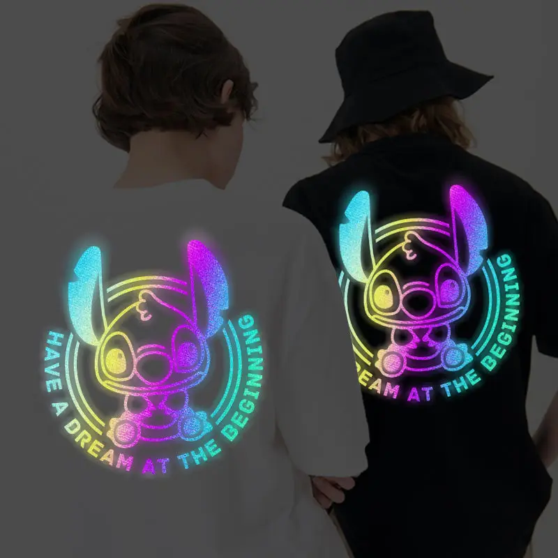 T-shirt con personalità Stitch carina riflettente laser dei cartoni animati Disney, giorni primaverili ed estivi, outfit da coppia, maniche corte larghe