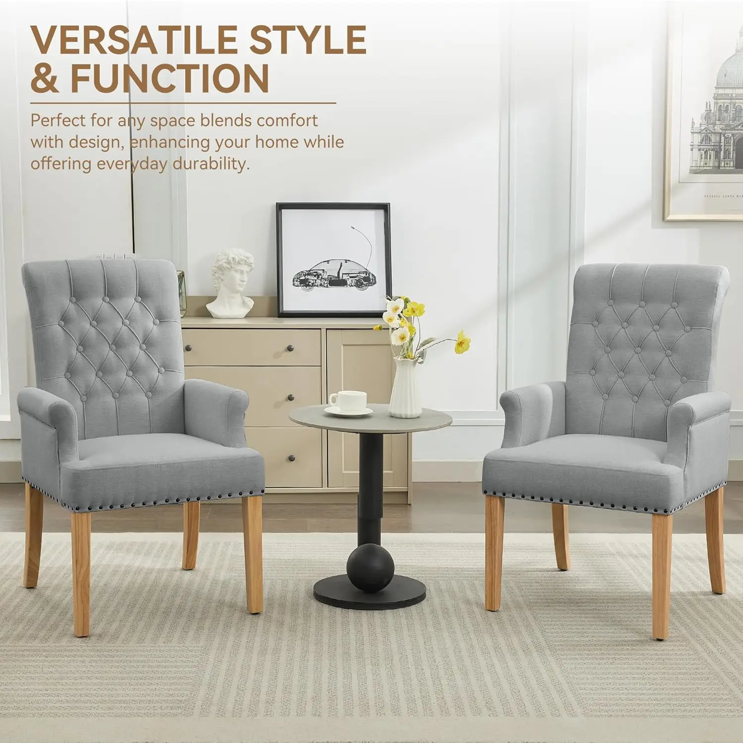 Sedia da pranzo imbottita grigio chiaro con braccioli, schienale alto capitonnè, gambe in legno massello, finiture per unghie – Accento cucina e soggiorno A