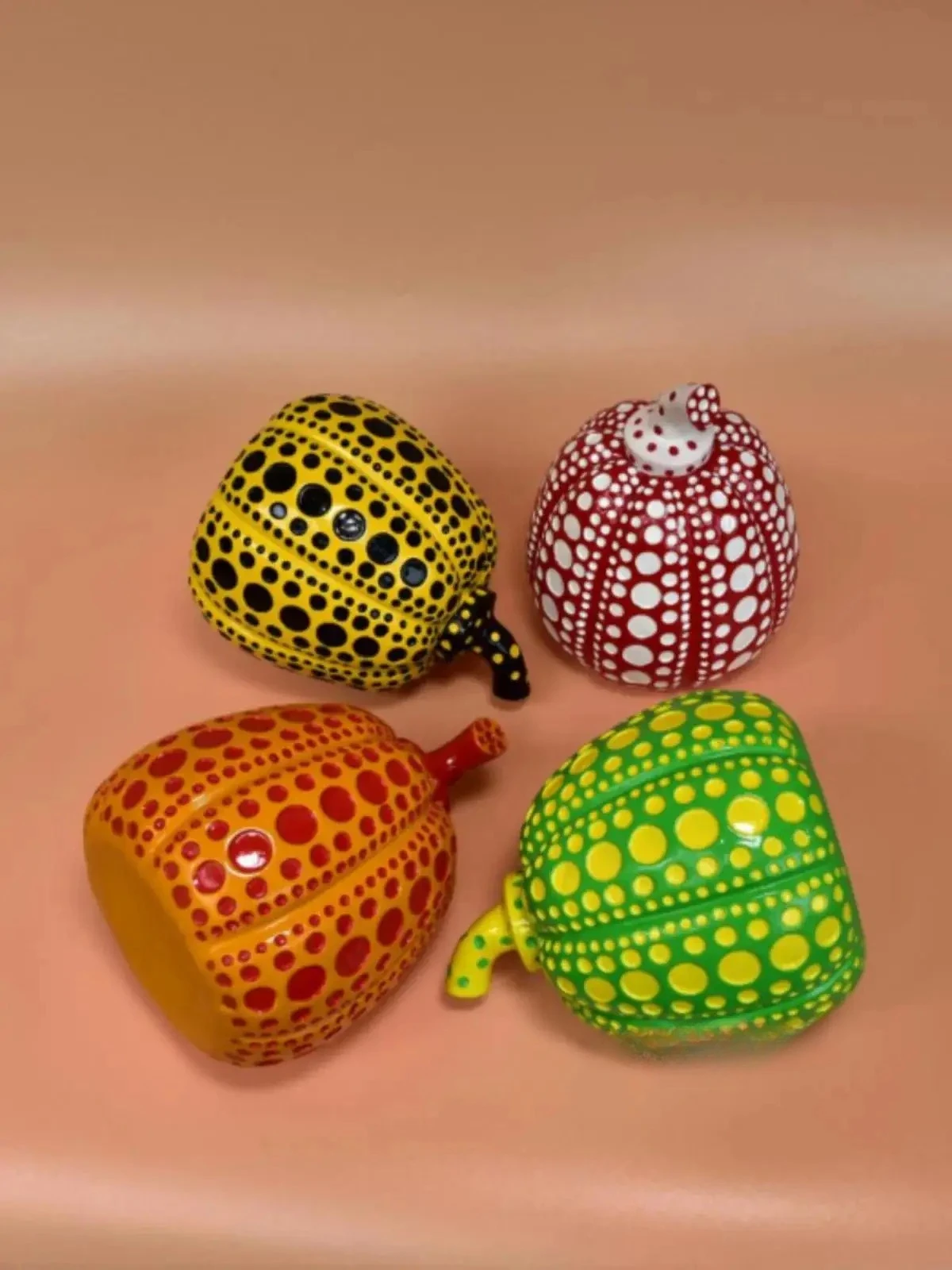 Creative Kusama Yayoi Pumpkin Statue Japanese Art Wave Point Pumpkin Sculpture Morden Resin Crafts Office Home Interior Decor Gi