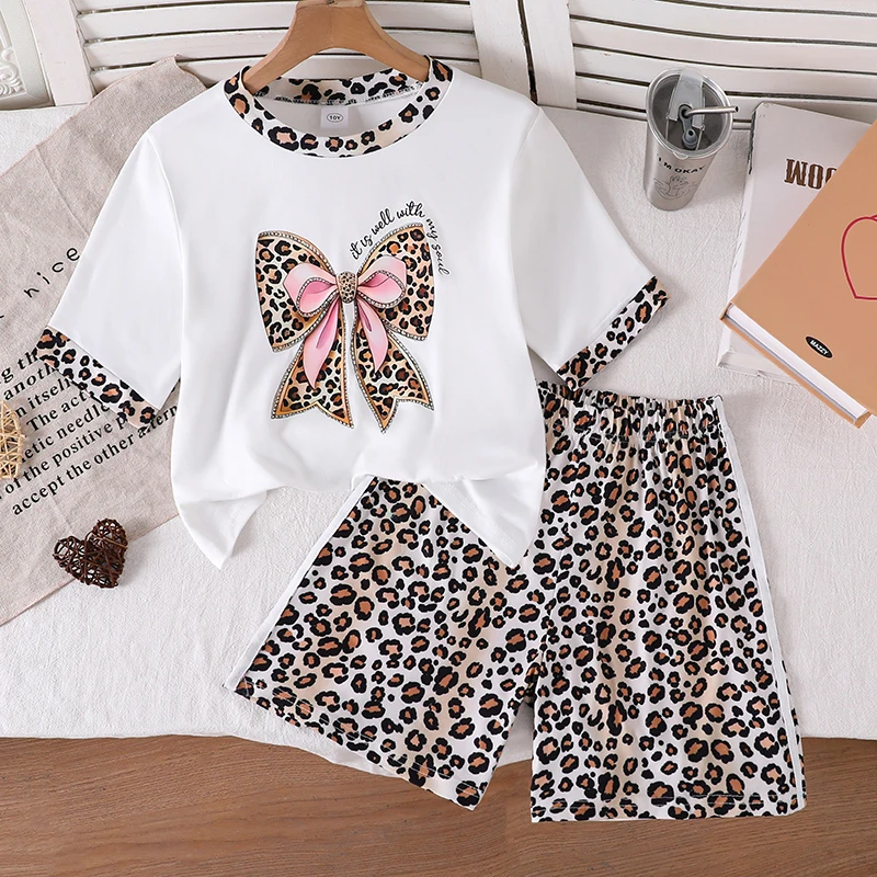 

Летний повседневный комплект для девочек 8-12 лет: футболка с леопардовым принтом и бантом спереди, а также шорты с леопардовым принтом, повседневный детский наряд.