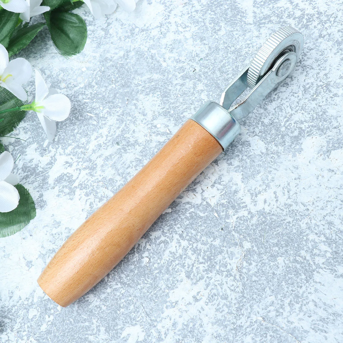 Strumento per pneumatici Rullo per cuscinetti Manico in legno Facile da usare Risparmio di manodopera Cucitrice per pneumatici Rimuovi l'aria trappata Garantisci un buon sigillo di pneumatici per auto