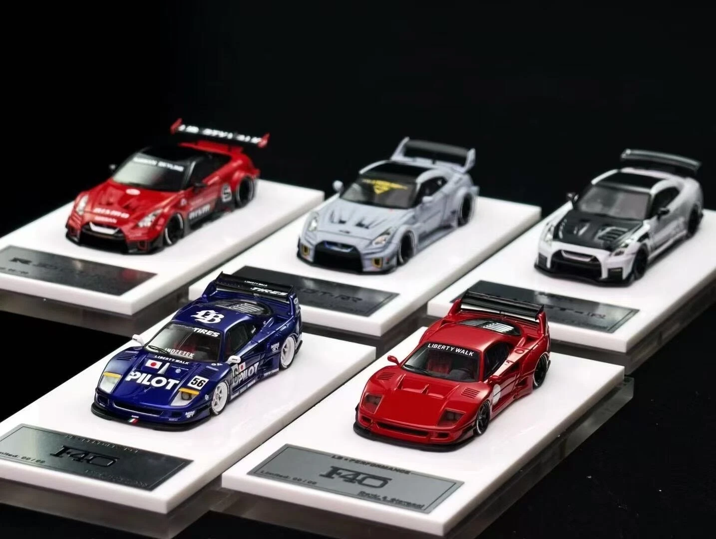 

Amalgam Davis&Giovanni 1:64 2025APAxpo R35 F40 Литая под давлением модель автомобиля Коллекция ограниченного выпуска