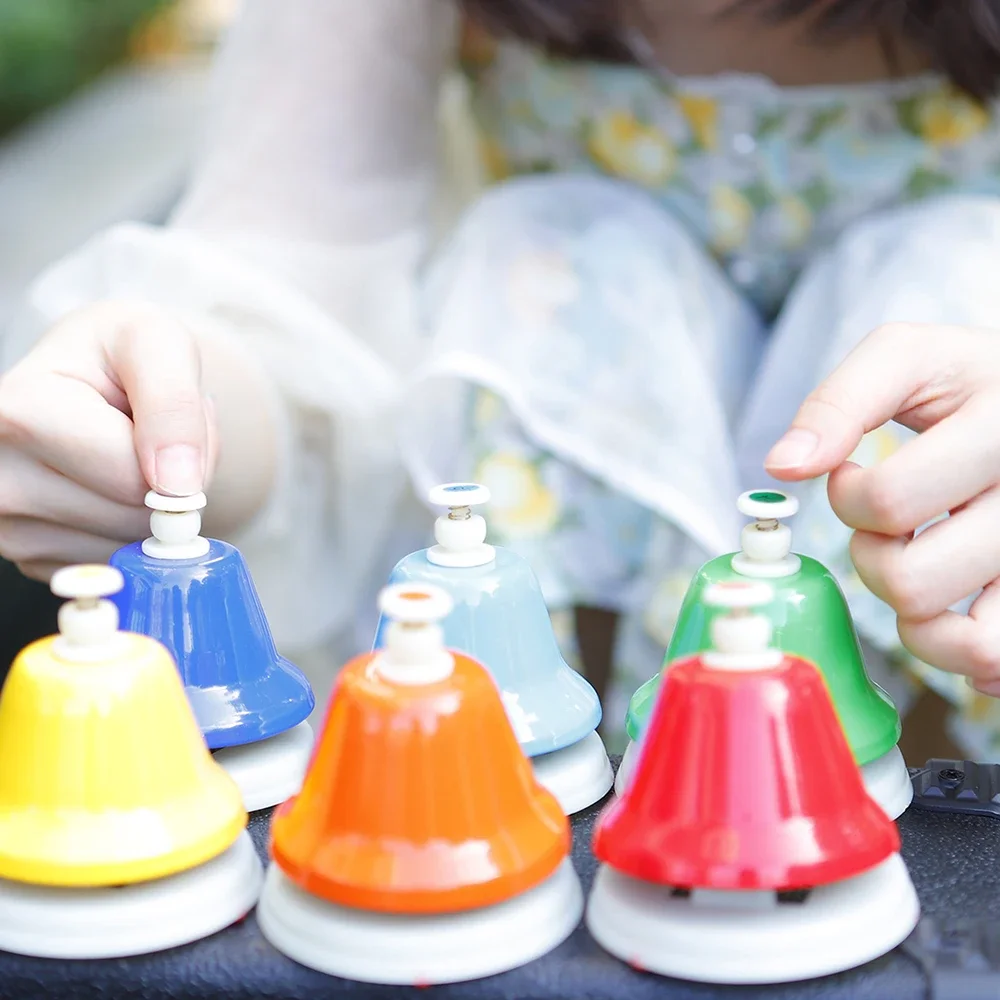 Orff ชุดเครื่องดนตรี Handbell สีสัน 8-Note Hand Bell เด็กเพลงของเล่นเด็ก Early Education ของขวัญคริสต์มาสที่สวยงาม