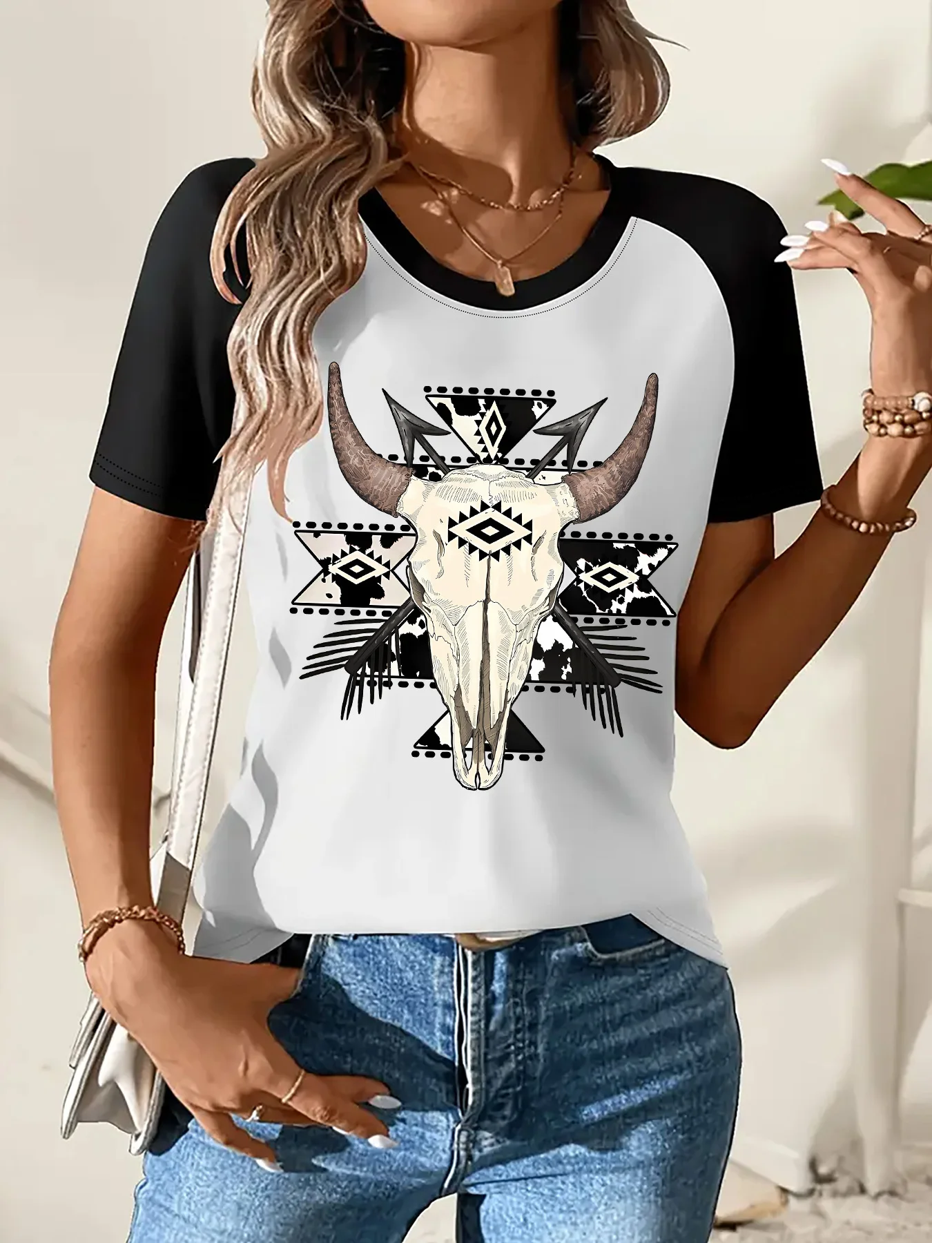 Fashionable T-Shirt in Black and White, Retro Bull Head Print Raglan Sleeve T-Shirt, Casual and Unique Round Neck Short-Sleeve Top