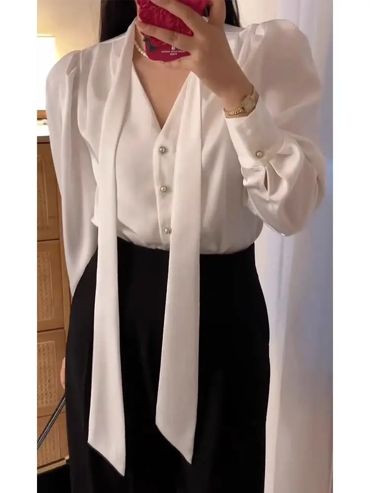 بلوزة نسائية أنيقة بياقة على شكل V وأكمام طويلة، تصميم عصري لفصلي الربيع والخريف مع خصر مطوي يُبرز الرشاقة، قميص فضفاض أنيق ل...