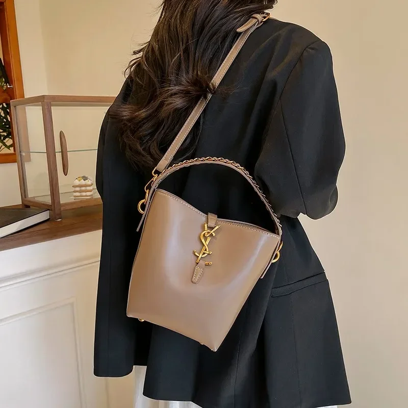 حقيبة كتف مستوحاة من مدرج باريس الجديدة لعام 2025 - جلد تمساح منقوش مع سحر قابل للفصل وإغلاق مغناطيسي #4