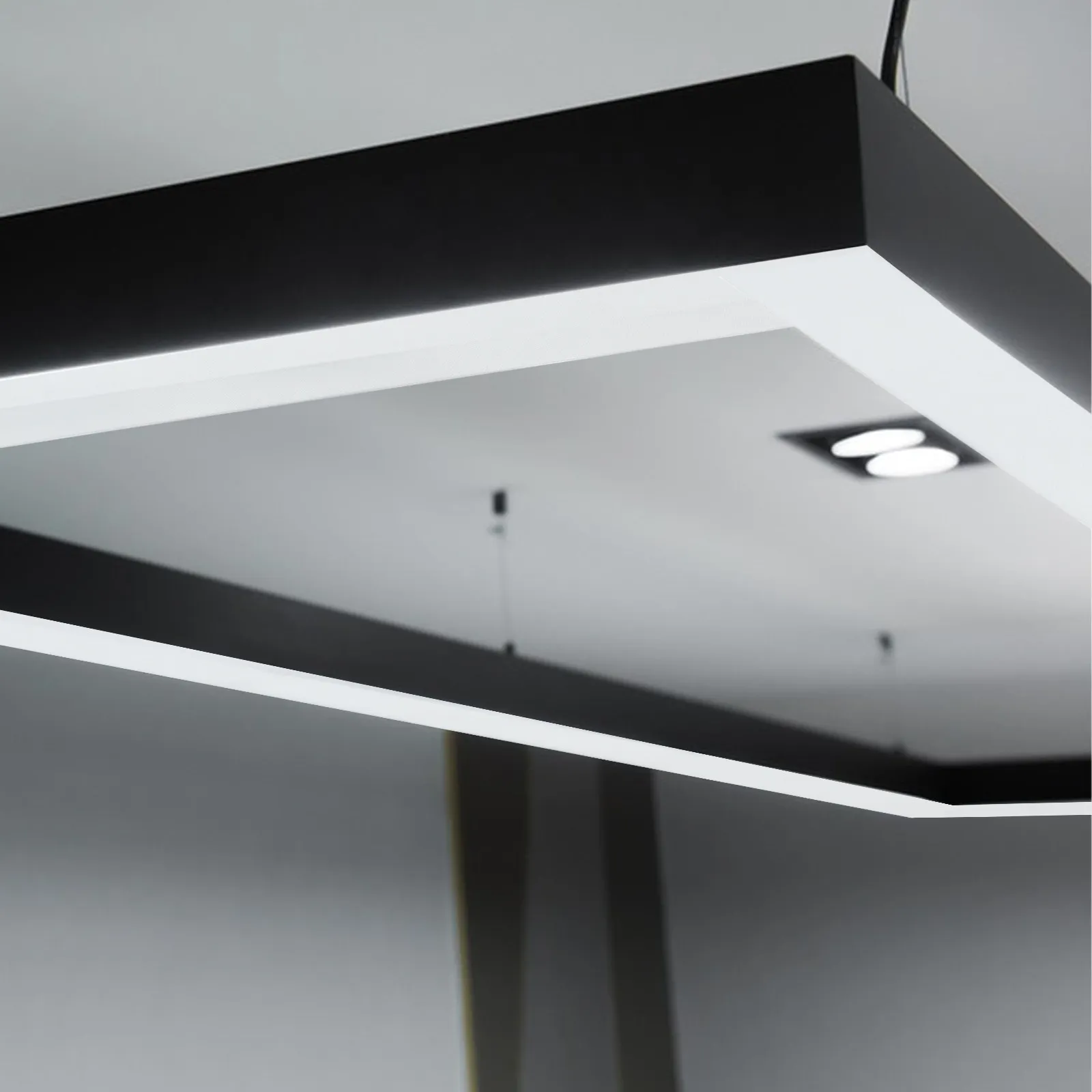 

Офисный подвесной светильник-полоса с термостойким пластиковым плафоном, рассеивателем света и защитой от бликов