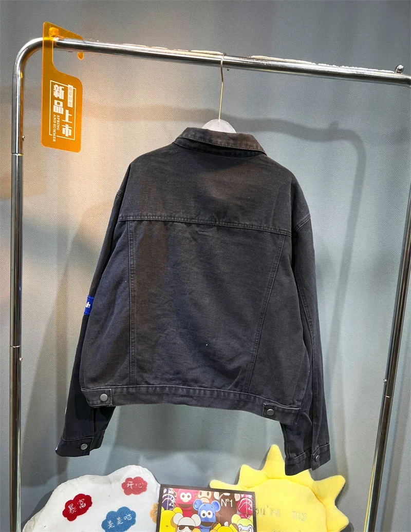 Frühling und Herbst Neue Herren-Jeansjacken mit Stickerei Y2K Trendige und Stilvolle Slim-Fit-Jeansjacke mit Abzeichen – Detail 20