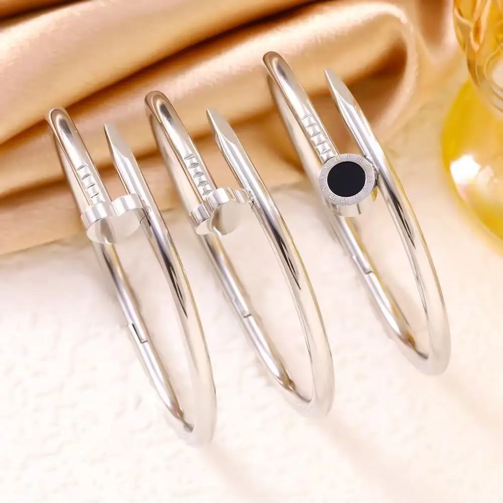 Fashionable Titanium Steel 18K Gold Nail Handmade Clover Roman Number Peach Heart Bracelet for Women