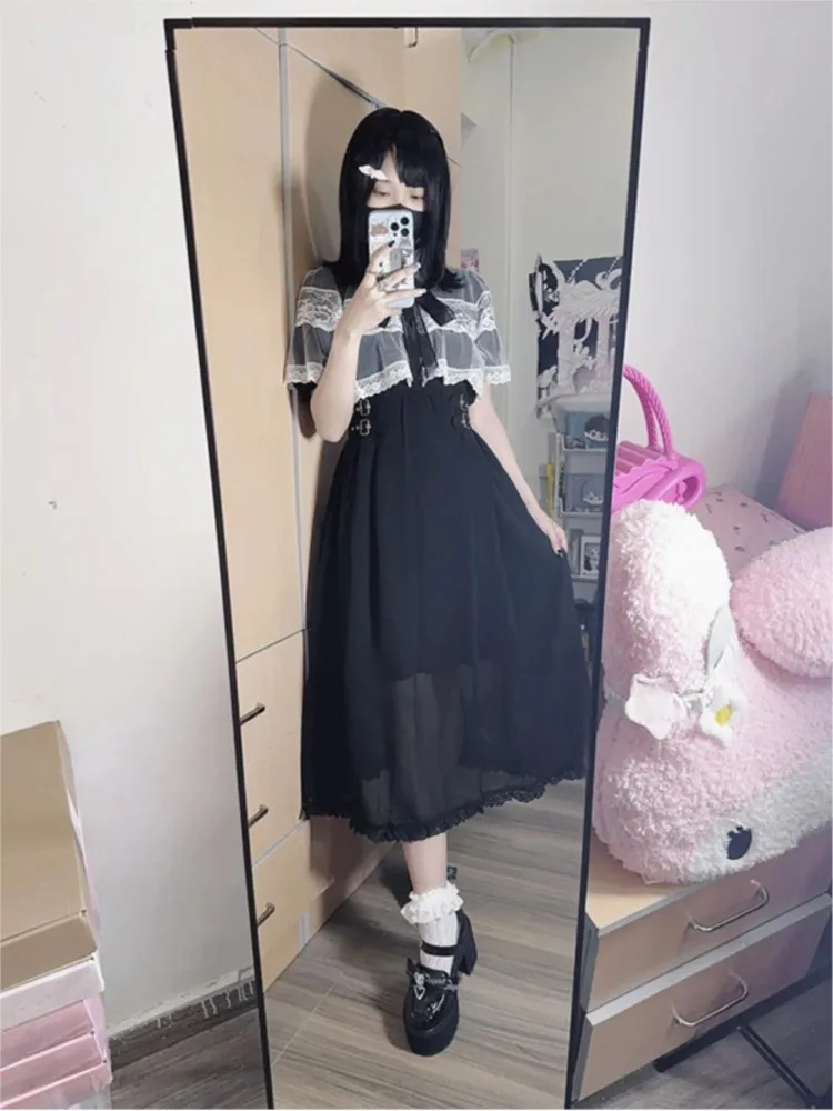 Um novo lindo vestido de meia manga preto e branco de renda dupla camada