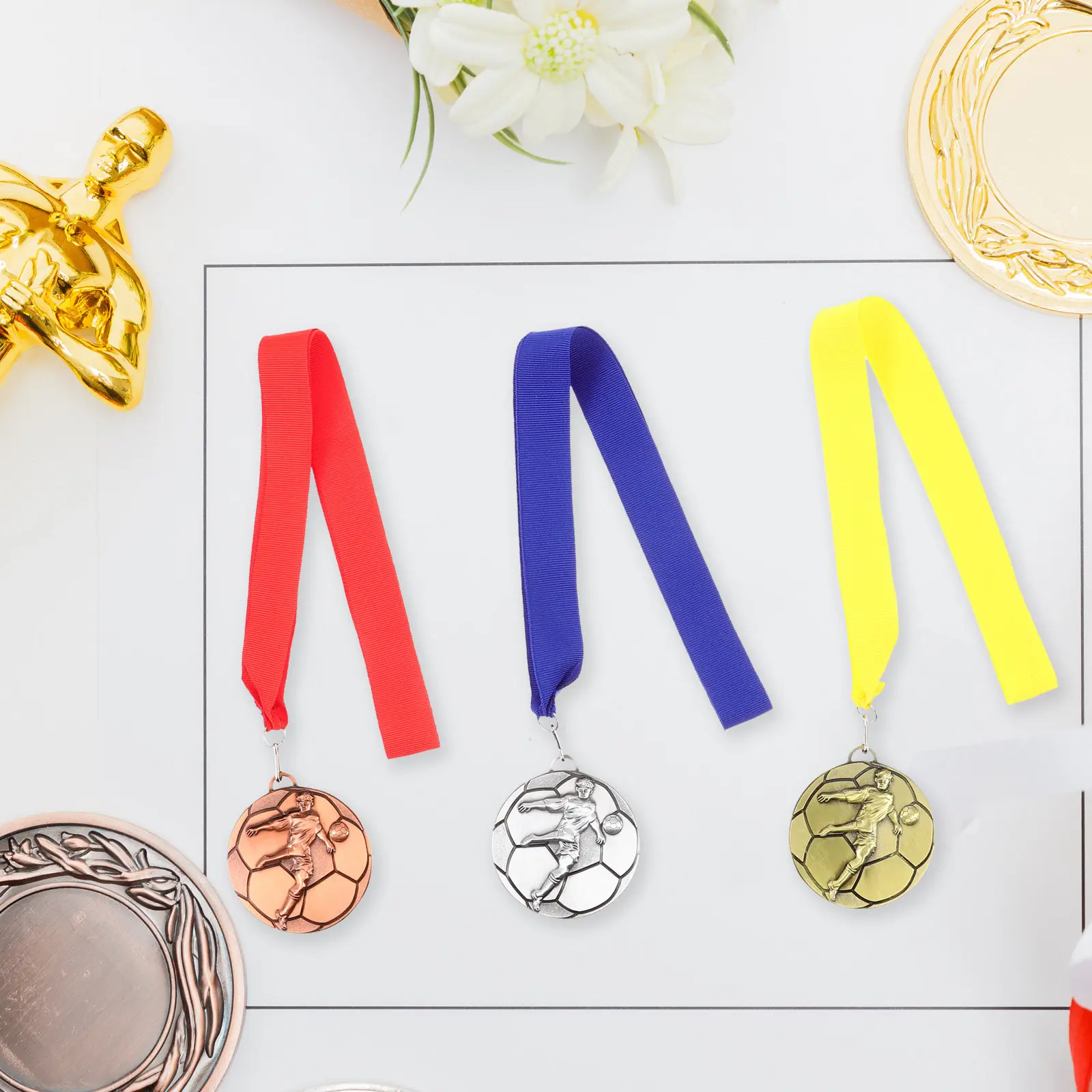 

Набор из 3 футбольных медалей: прочные наградные медали из сплава для спортивных соревнований, аксессуар для награждения на спортивных мероприятиях, футбольная медаль