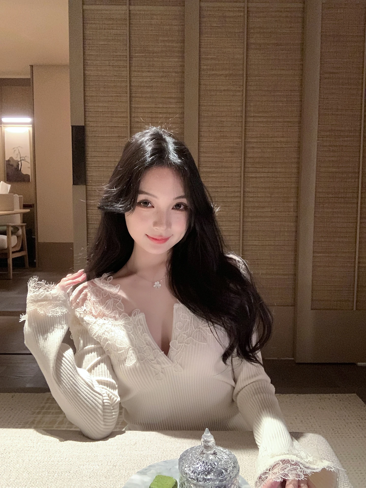 

Белый кружевной вязаный свитер с V-образным вырезом для женщин, новинка ранней весны, базовая модель Pure Desire, уютный и милый, с длинными рукавами, трикотаж