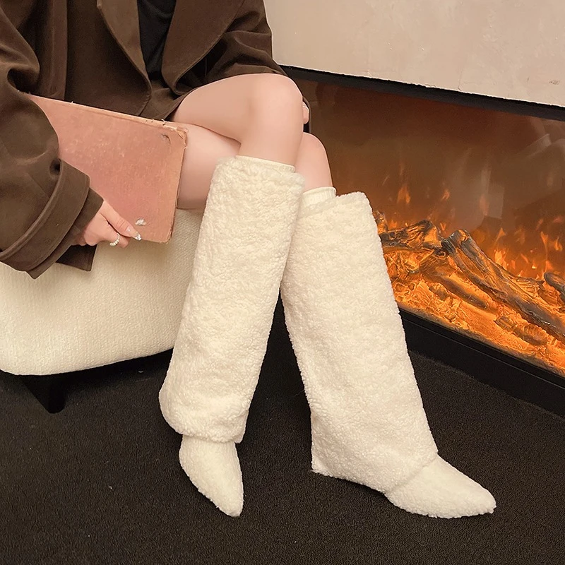 

Женские зимние новые высокие сапоги с квадратным носком, новинка 2025, универсальные ботинки из овечьей шерсти с брючной подошвой