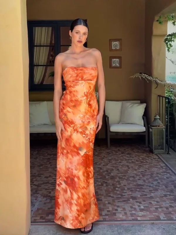 فستان طويل بدون أكمام بخصر عالٍ وتصميم ضيق يبرز الخصر، مطبوع بنقوش وبدون ياقة