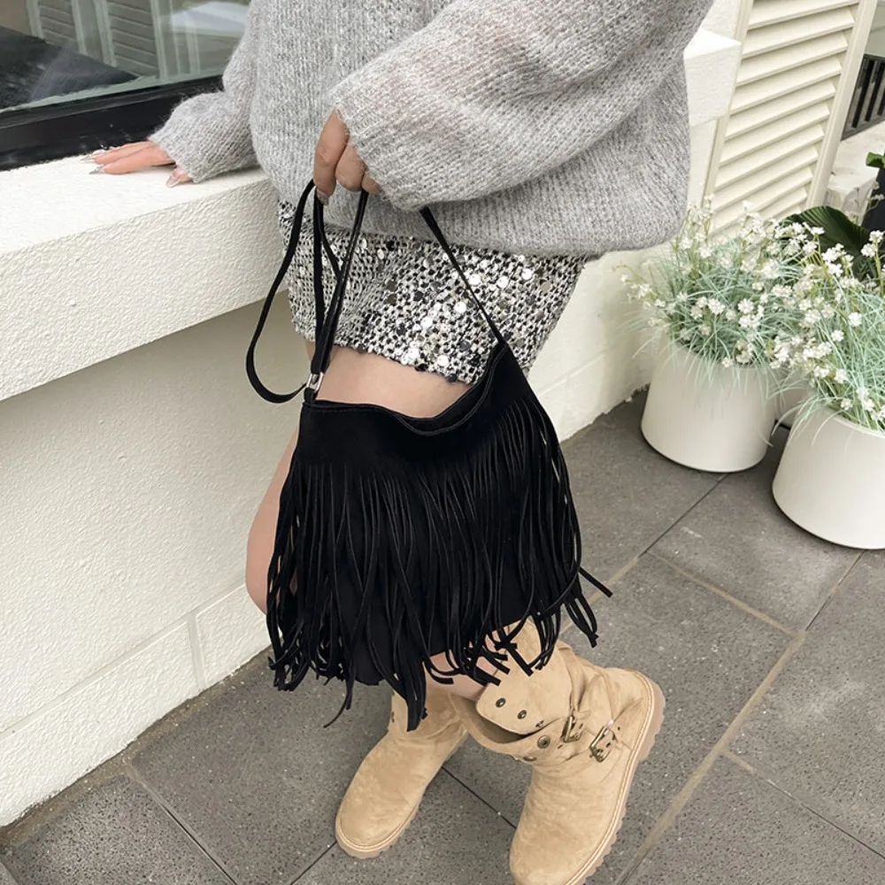 Fashion Suede Fringe Crossbody Bag Boho Style Large Capacity Shoulder Bag Adjustable Shoulder Strap Solid Color Bucket Bag Women view 4