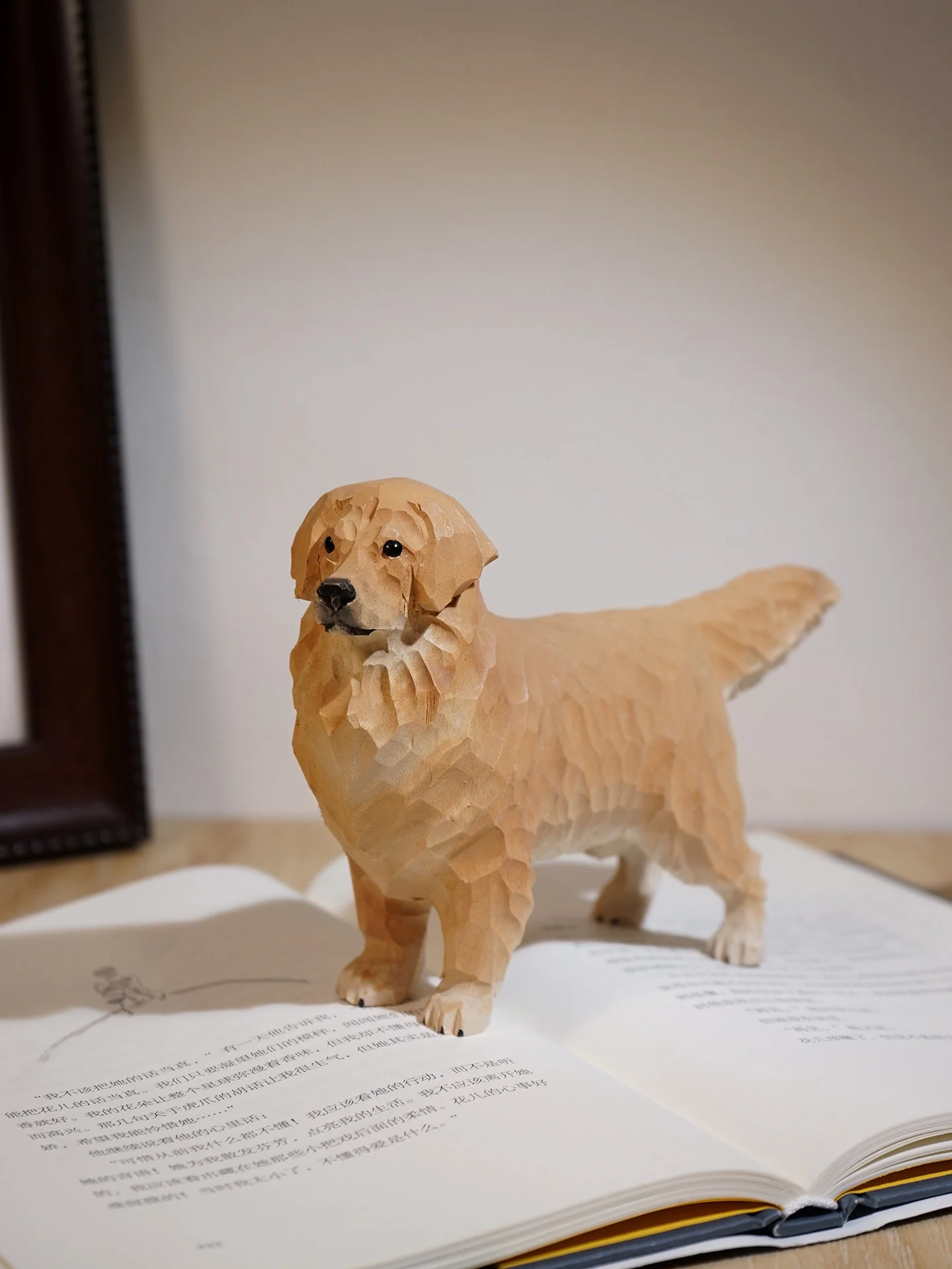 

Резная деревянная фигурка большого золотистого ретривера ручной работы: реалистичный премиум-орнамент для рабочего стола