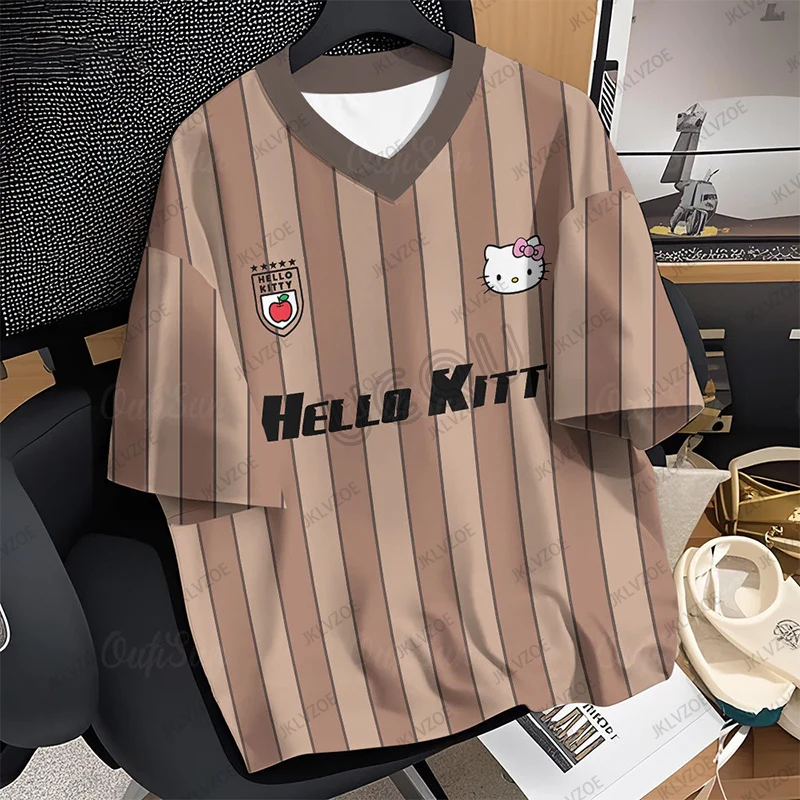 2025 صيف جديد الوردي HelloKitty شريط طباعة المرأة تي شيرت الخامس الرقبة قصيرة الأكمام كرة قدم رياضية جيرسي Y2K فضفاض المتضخم القمم #3