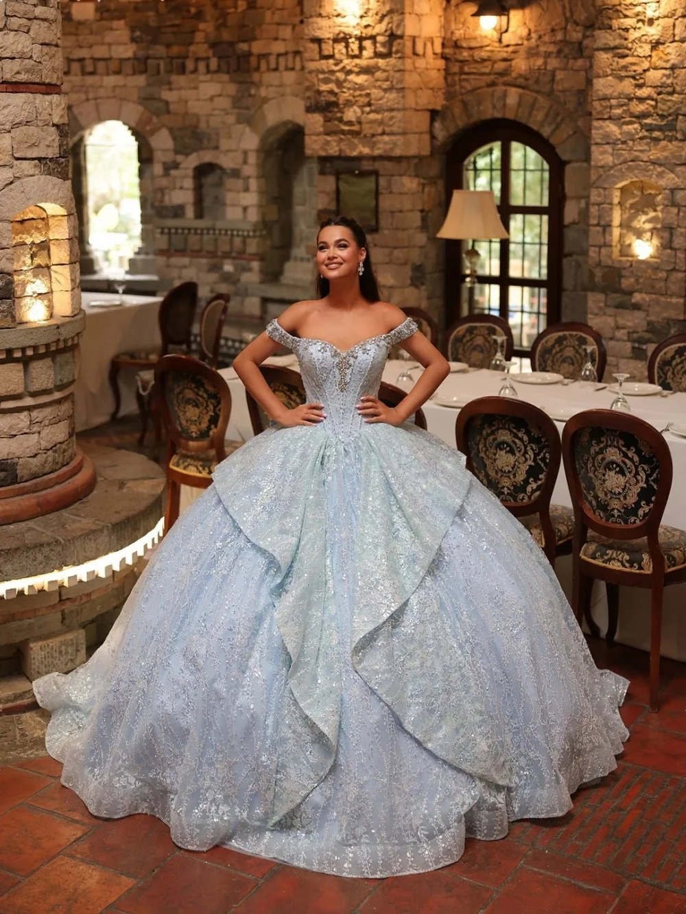 فستان Quinceanera مثير مكشوف الأكتاف مزين بحفلات من الدانتيل 2025 فستان حفلات لامع رشيق بأكمام قصيرة 16 مخصص