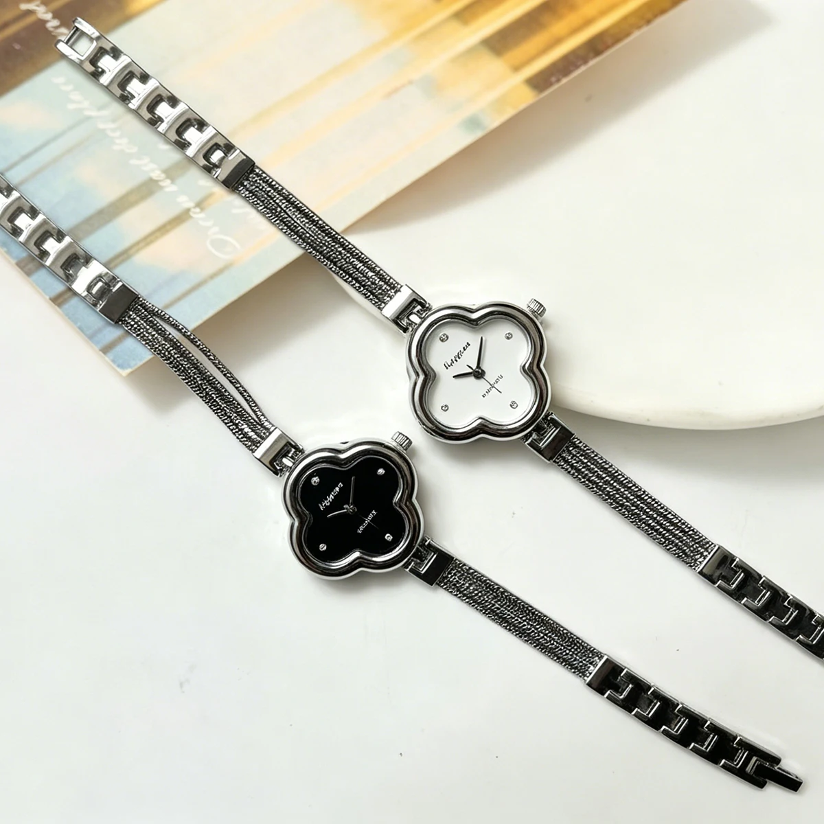 Casual Retro Gold Flower-Shaped Quartz Bracelet Watch with Fine Chain, Women's Watch, Niche Light Luxury Fashion Watch