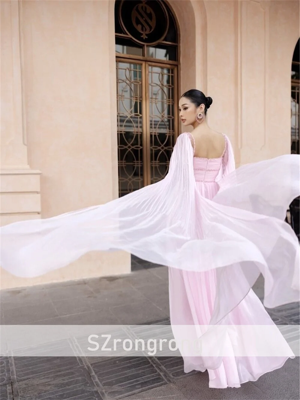 Alças de espaguete chiffon fluindo a linha vestido de festa à noite sem costas frisado até o chão vestido saudita com capa feito sob encomenda