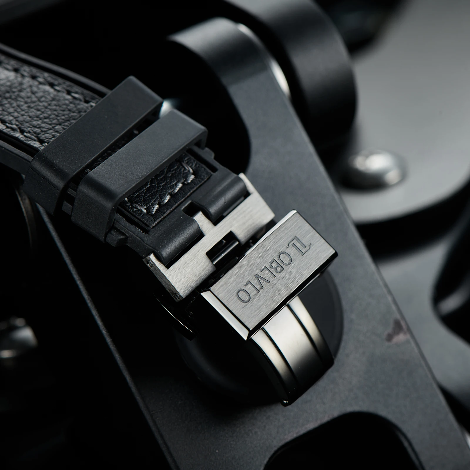 ساعة OBLVLO للرجال باللون الأسود PVD ميكانيكية أوتوماتيكية بتصميم آلي وأيدي مضيئة وحزام مطاطي مقاوم للمياه طراز عسكري LM