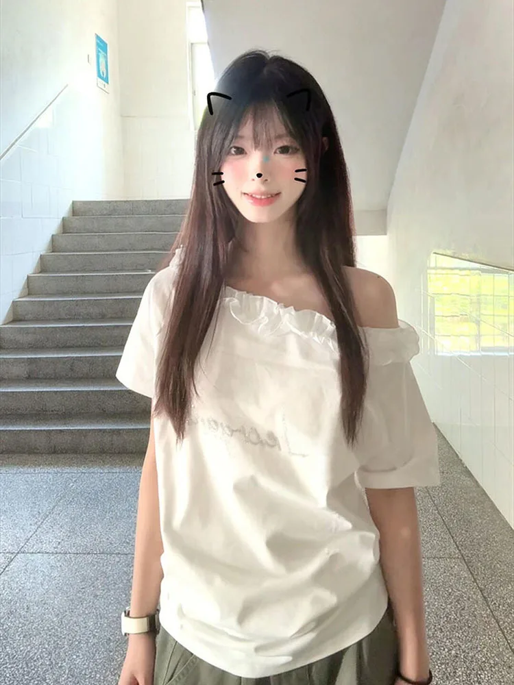 

Корейский стиль, милая и пряная кружевная футболка с надписью и наклонными плечами и короткими рукавами, летний сексуальный утягивающий топ с открытыми плечами