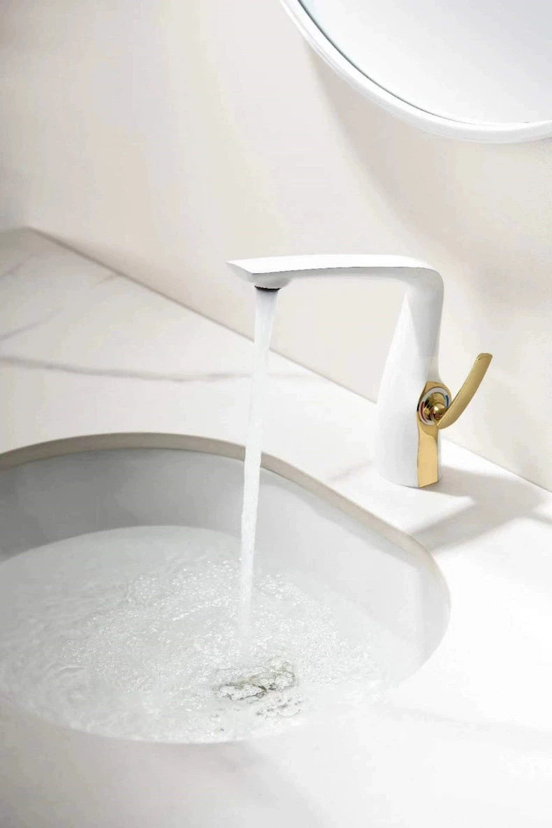 Luxury rose gold brass bathroom faucet modern 1-hole single handle cold and hot dual control simple chrome basin Tap