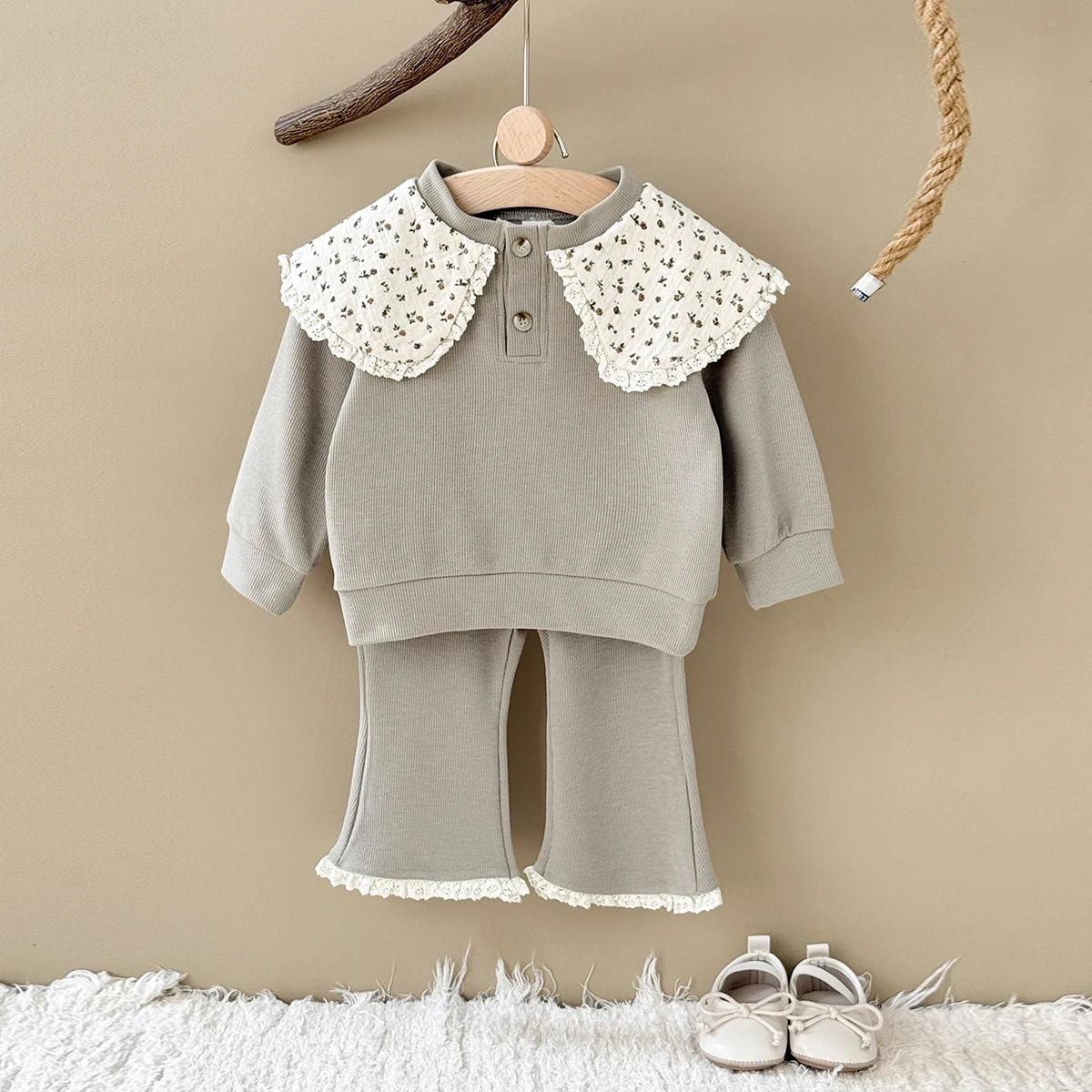 

Наряд для маленьких девочек 1-3 лет, розовый свитшот с воротником Питер Пэн и цветочной вышивкой + расклешенные брюки, комплект из 2 предметов, милая повседневная одежда для малышей