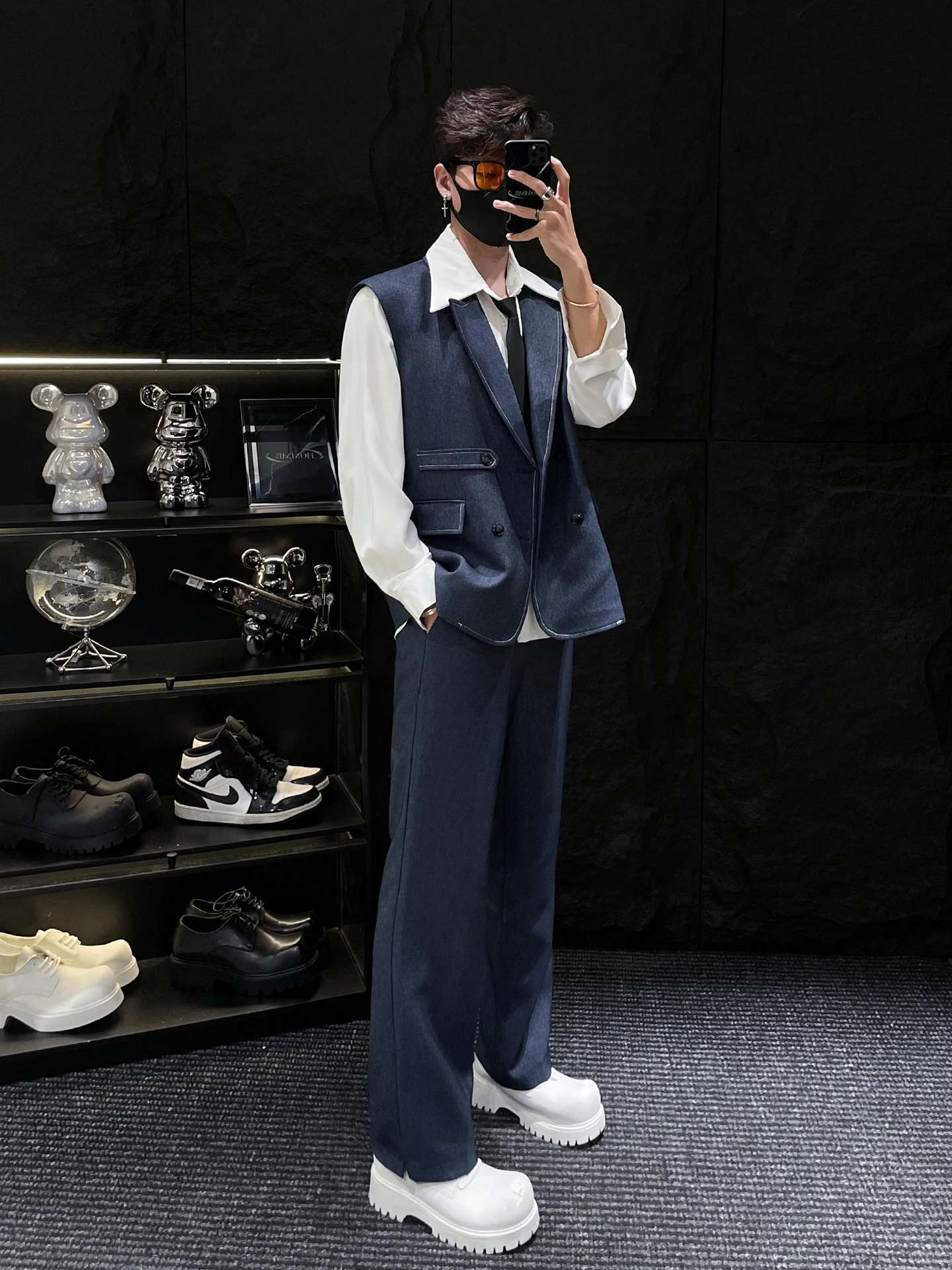 

Мужской костюм-двойка: приталенный жилет без наплечников и брюки прямого кроя. Модный весенний комплект.