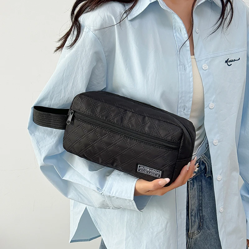 حقائب ذات طراز محايد مناسبة لرحلات العمل. مريحة لحمل وتتميز أكياس المكياج والبسيطة وأدوات الزينة.