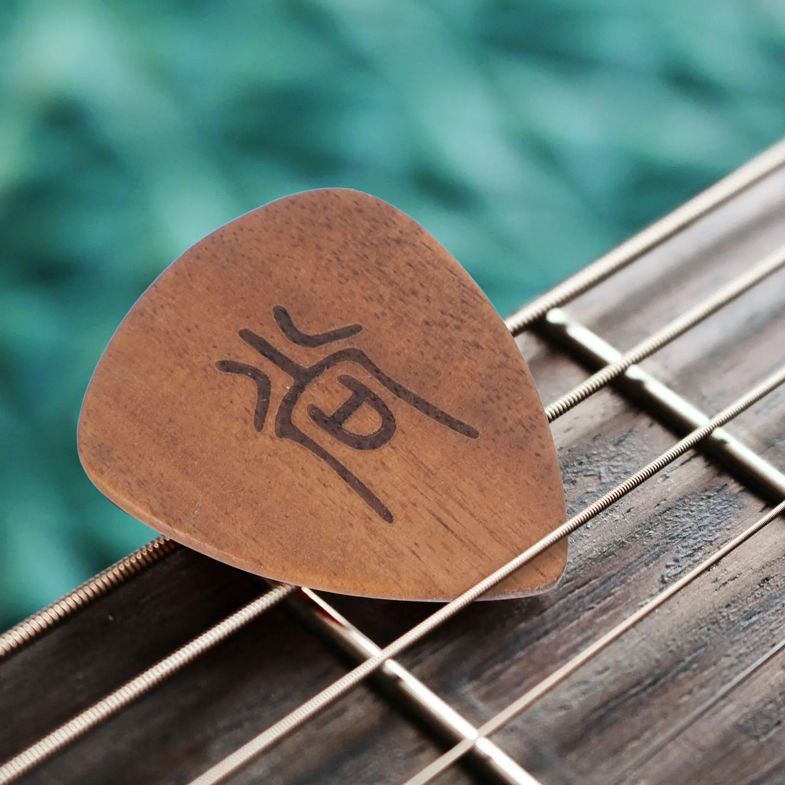 

1Set Compact Guitar Pick Organizer Wooden Plectrums for Folk Electric Guitar Light Easy Carry Smooth Edge Safe Hands Premium