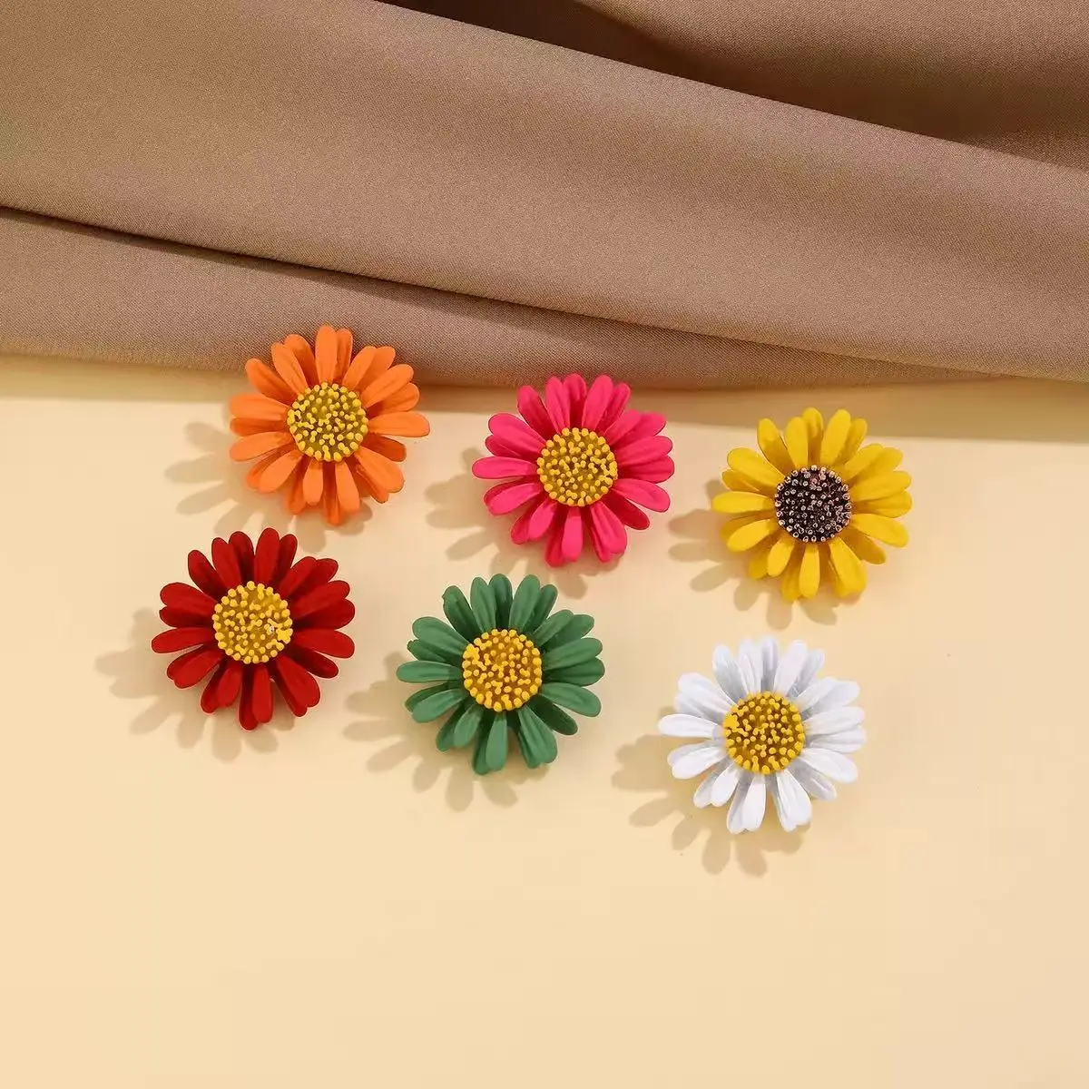 

Модные ромашки, элитные, легкая роскошь, универсальные корсажи, свежие и нежные броши, одежда, сумки и аксессуары.