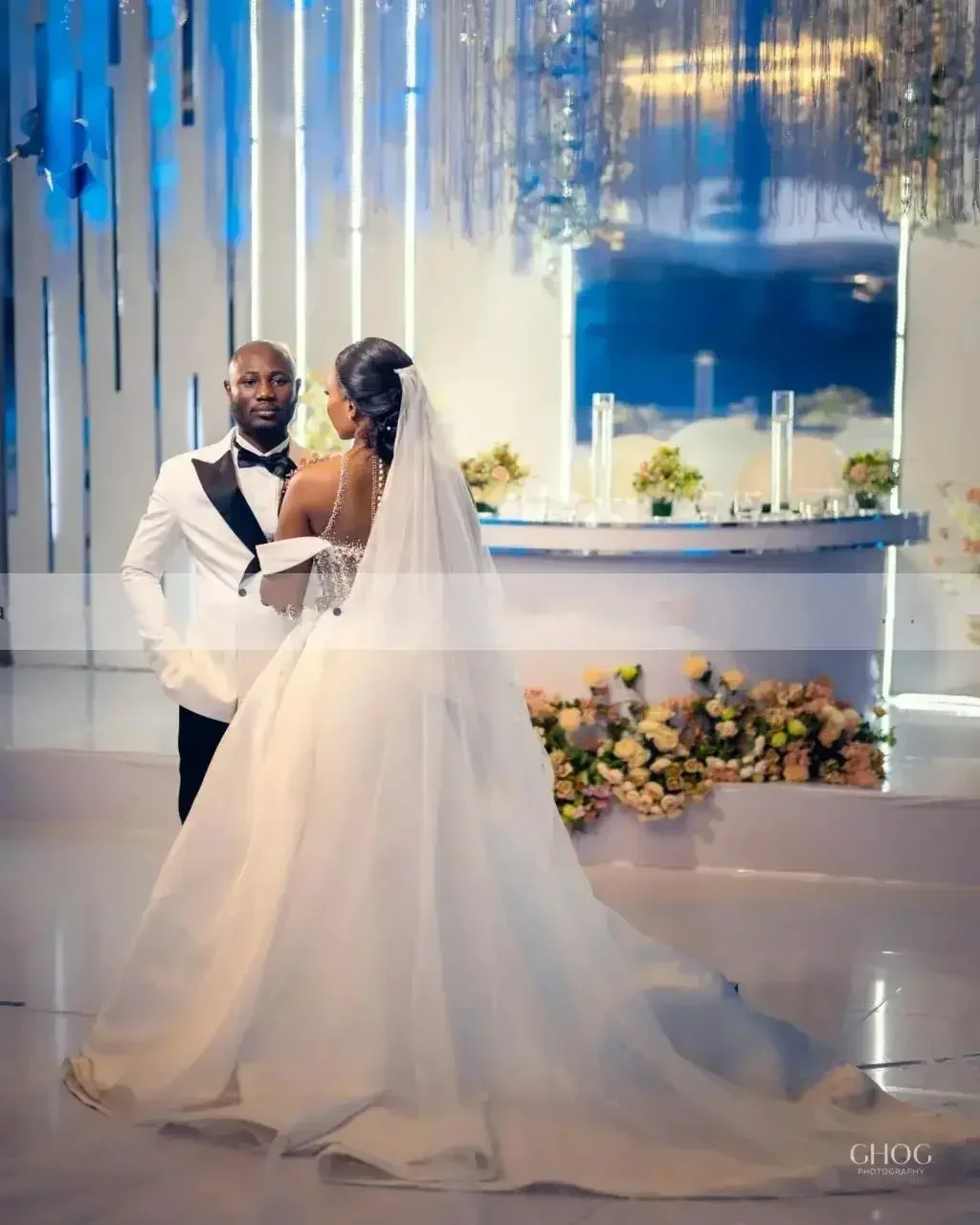 Personalizado cinta de espaguete brilhante pérolas contas sereia vestido de casamento robe de mariage botões voltar vestido de noiva africano