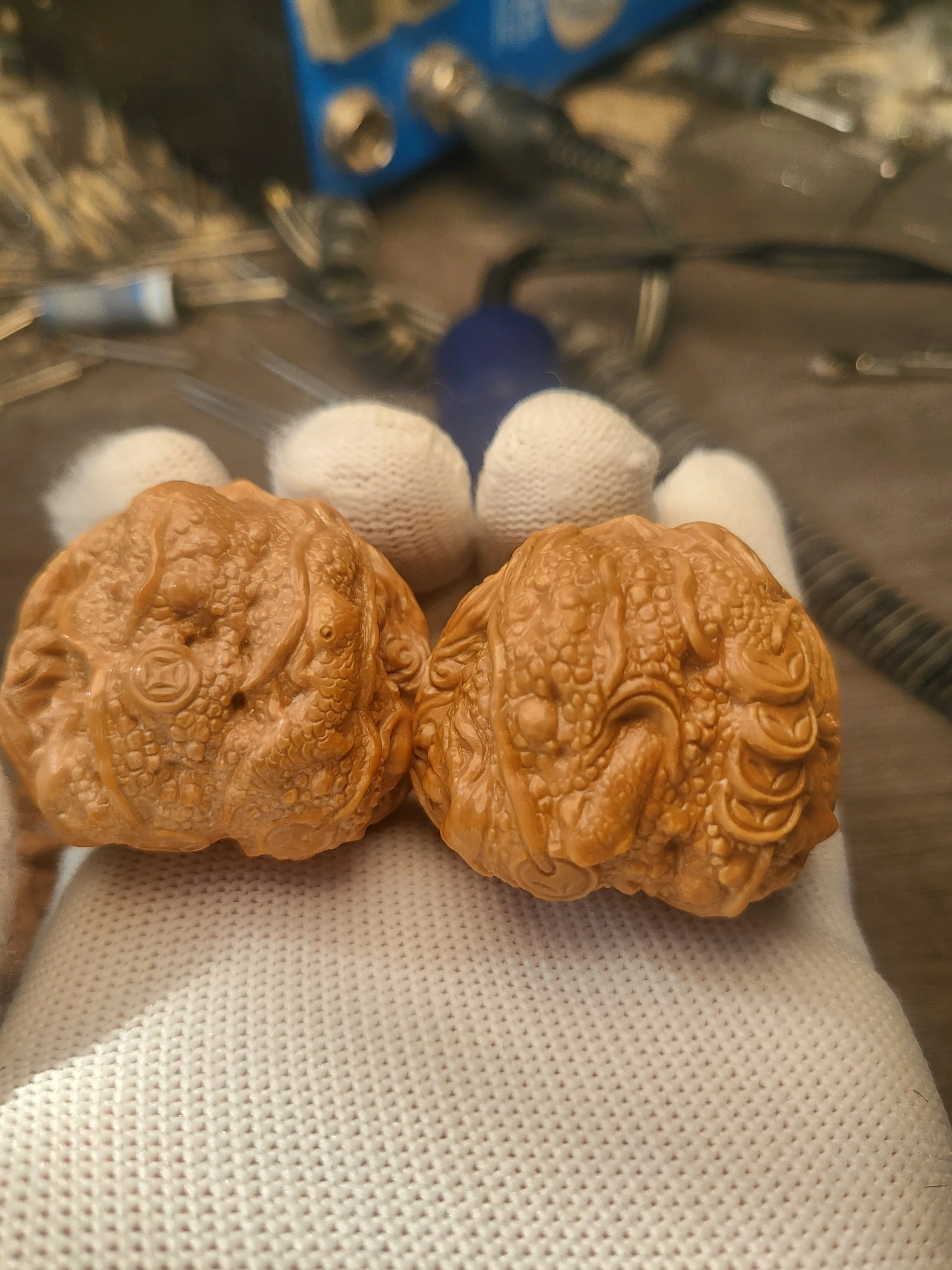 Chinese Style Hand Carved Wenwan Walnut Golden Toad Good Luck Wealth Blessing Feng Shui Handheld Craft Collectible Home Decor