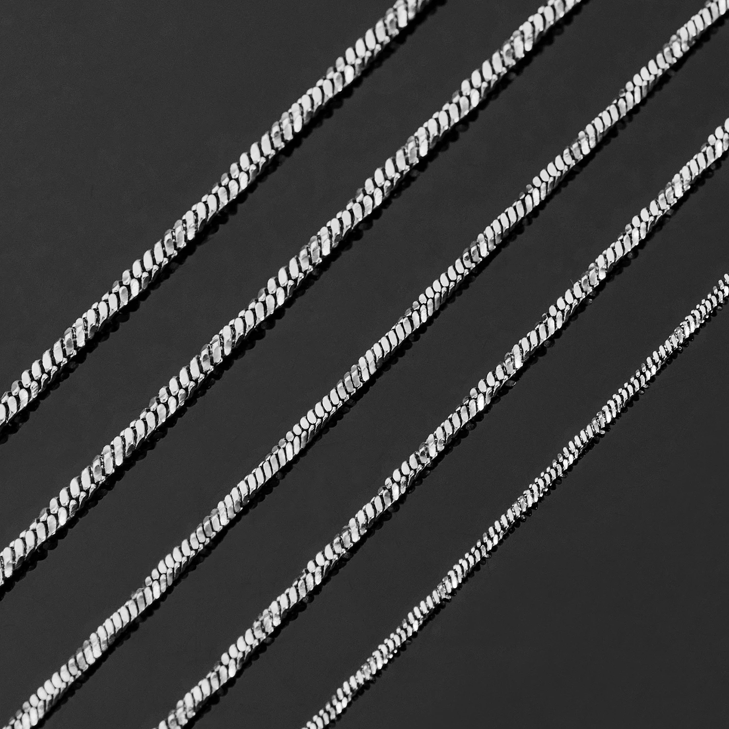 Coole silberfarbene, gedrehte Schlangenkette für Männer aus Edelstahl, lichtbeständig, modischer Schmuck für Rapper. – Detail 3