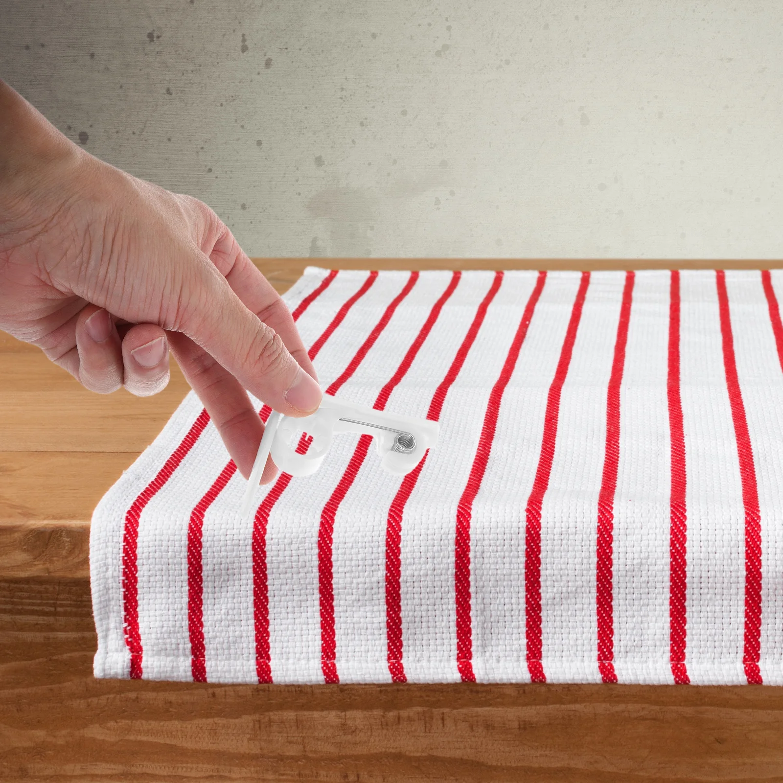 

4Pcs Clear Plastic Tablecloth Clips for Outdoor Picnics Camping Table Cloth Holders Indoor Table Clips