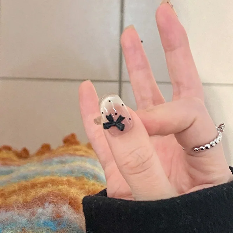 新しいリボンボウネイルアートアクセサリー、ブラックドットバタフライボウ、コンボウタイネイルチャーム、フラットバックレジンネイルラインストーンデコレーション