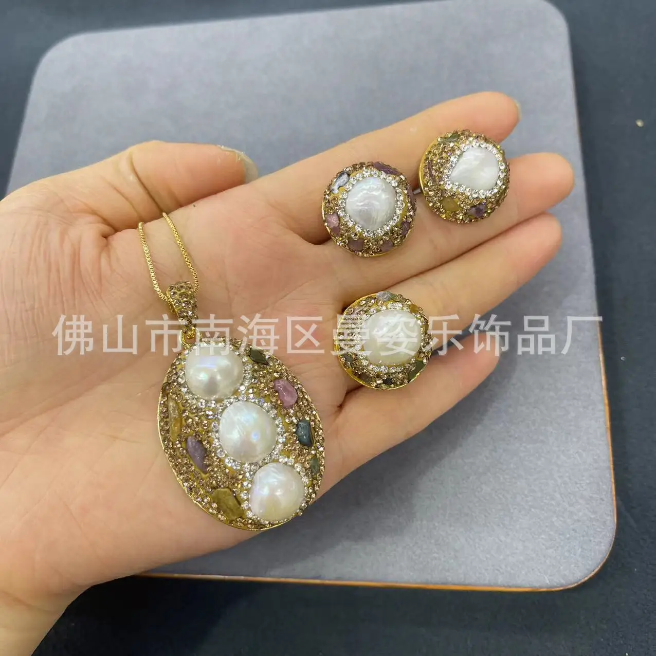 

Ore natural baroque pearl inlaid with natural tourmaline colored stone three-piece set, European popular jewelry pearl set