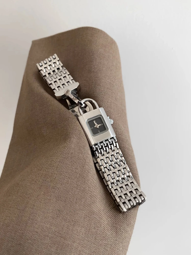 Orologio al quarzo da donna con design di nicchia con serratura vintage, personalità ad alto senso, tendenza della moda, temperamento della moda