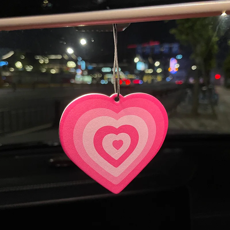 Tabletas Aromatizantes para Coche con Diseño de Corazón Rosa Estilo Y2K, Patrón Arcoíris con Estilo de los Años 2000, Aroma a Fresia y Pera Inglesa (Tendencia Internacional), Colgantes para Interior de Coche, Purificador de Aire con Aroma Natural, Sachet 