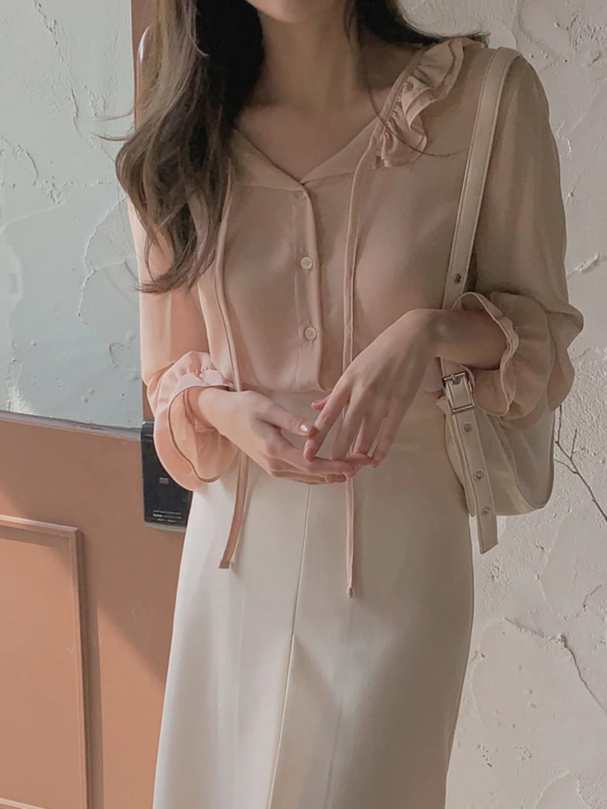 

Spring 2023 Women's V-Ne Long Sve Chiffon irt Design Sensation Sweet Wood Ear Personali Korean Sle Straight Cut